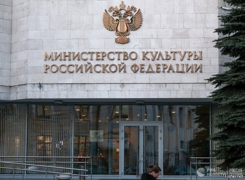 Этот мульт уже осудили в Госдуме и потребовали от Минкульта не давать прокатного удостоверения за пропаганду ЛГБТ.Однако Минкульт не увидело оснований для отказа в прокатном удостоверении.Депутат Госдумы Виталий Милонов назвал мультфильм "Вперед" "идеологической диверсией".Один из персонажей-одноглазая полицейская,является лесбиянкой и рассказывает о взаимоотношениях со своей любовницей.О как.