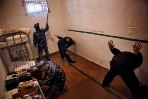 Чтоб было понятно - 50 рублей, это где-то 20 USD. Именно за такую сумму эти выродки решили задушить пенсионера, который им уже  эти деньги отдал, опасаясь за свою жизнь (хорошо отражён уровень жизни в РБ, где после раздачи долго у пенсионера остаётся 20 уе на месяц, чтоб прожить. (в среднем пенсия на селе 150 USD))
И ни у кого из душегубов ничего не дрогнуло в душе, убивать беспомощного старика за такие копейки. Собственно гораздо большие деньги можно было заработать обычной халтурой "принеси-подай" на стройке, всё таки они вполне себе трудоспособные. Но, они решили убивать стариков, ради выпивки и копеечных пенсий.
Считаю что наказание несправедливое: всем троим надо назначить либо высшую меру наказания, либо пожизненные сроки без права на освобождение.
Кто против пожизненного заключения и считает что высшая мера наказания - страшнее, глубоко заблуждаются, ибо нет ничего страшнее чем гнить в камере всю свою жизнь, зная что покинешь  эти стены ты только мёртвым, а так все свои оставшиеся годы, будешь есть, спать, сидеть, стоять, ходить в туалет только с разрешения охраны, а по коридорам на прогулку будешь бегать в позе лебедя и 45 минут в сутки сможешь полюбоваться на небо в решётку. И никогда уже у тебя не будет секса с девушкой, ты не выпьешь алкоголь, не покатаешься на автомобиле, не искупаешься в реке, не покушаешь котлеток, вообще ничего.. чай без сахара, овсянка или макароны, по праздникам кусок мяса и день расписанный по минутам, с периодическими досмотрами и неизбежными побоями, за нарушение правил. И медицинская помощь на уровне - "вот вам аспирин, остальное сделаем иммунитет".
Люди в таких условиях с ума сходят от невыносимости или просят пересмотреть дело и приговорить в смертной казни, чтоб замкнуть этот круг.
Поэтому, я бы  хотел чтоб эти животные гнили в железобетонных стаканах до конца своих дней и смотрели друг на друга.