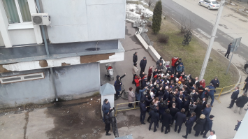 Объясните, почему у велика квадратное колесо? Новый прикол в этом цирке?