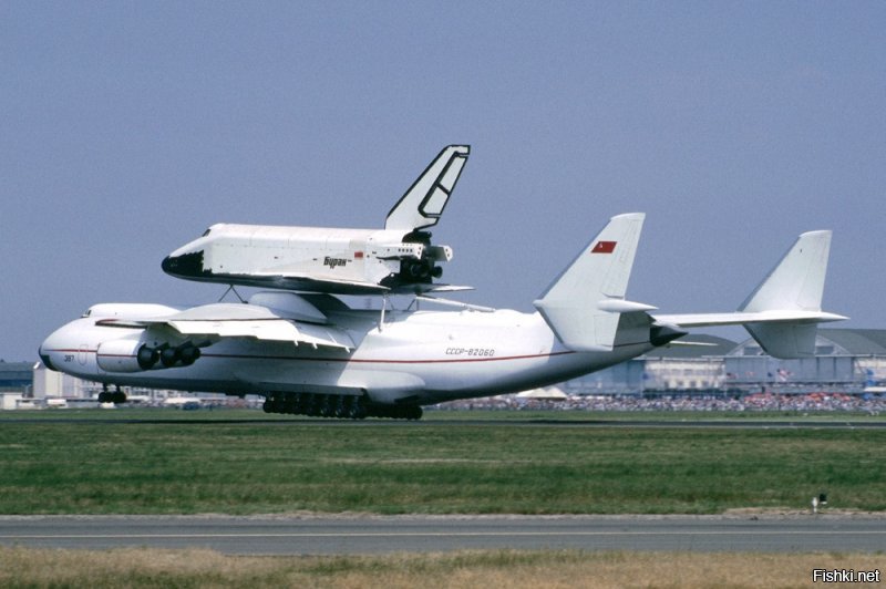 На авиасалоне в Ле Бурже 1989 год.
А так да, фотка не настоящая, а смоделированная. Но если очень хочется "Молнию". Вот и с "Молнией"
