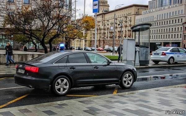 А что тут не так? Едет себе машина...