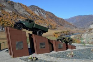 Есть по Чуйскому тракту дорога,
Много ездит по ней шоферОв.
Был там самый отчаянный шОфер,
Звали Колька его, Снегирев.