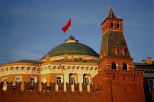 Снимай и тащи сюда. Пора водрузить его над КРЕМЛЁМ!