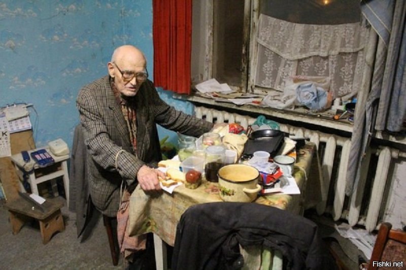 Последнее время актер жил в Санкт-Петербурге. Последние годы жизни были для него очень тяжелые. Жил он один и пенсии катастрофически не хватало для оплаты коммунальных услуг и на питание (C) Обычный одинокий пенсионер, к сожалению.