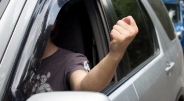 Запомни условный сигнал, который надо подать на обгоне водиле большегруза про замеченный кирпич. Не шутка, они понимают и сразу останавливаются.