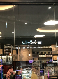 На 18ой не стоило просто надпись на стеклянной двери размещать, а так-то)