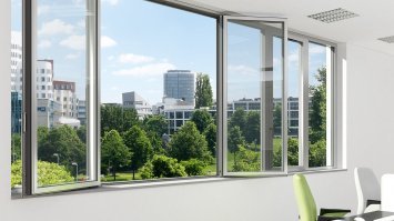 сам поставил вопрос и не ответил
а ответ прост
окна без форточек 
где больше вероятность что ребенок выпадет?