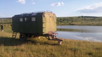 Вот вам, пожалуйста, за куда более скромные деньги. Можно и вид менять на местность, а за доп плату и пешком идти никуда не надо, вас с вещами привезут и увезут обратно :)
Я на Азовском море в 2013 году в таком 2 недели на берегу моря жил как король. Спишь на нормальной постели, кушаешь свои запасы, или к местным  ходишь  за холодным пивом, с утреца купаться идёшь в море, вечером шашлыка можно пожарить и под коньячок занямкать (местные там на великах хоть вино красное,  хоть шашлык,  хоть мясо в маринаде, хоть раков, хоть икру привозят..(18 км  до ближайшей станицы Краснодарского края)) 
А если совсем хочется мобильности, то можно арендовать на шасси автомобиля кунг и хоть каждый день смотреть новые пейзажи.
