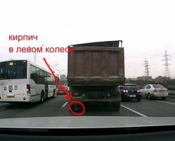 Видел я такую хрень ещё девятка была в 90-х , тоже мужик жив остался . Мне лично ГАЗель лобовуху разбила , но не рессорой , для наглядности нашёл картинку , теперь за двухскатными стараюсь не ехать