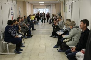 Очередь несчастных россиян в поликлинике.