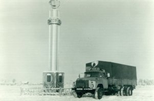 Непонятна надпись у фото:
"58. Стела около аэропорта".  Вот стелла в Томторе: