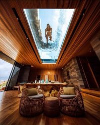 Представляю, если бы владелец такого жилища в одно прекрасное утро, открыв глаза обнаружил в этом бассейне плывущего голого меня :-D Интересно, за последующий инфаркт и гибель хозяина меня посадили бы?