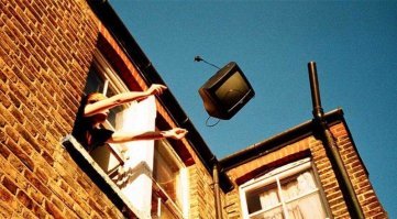 Времена меняются.  Вот вам фото счастливых людей, выбрасывающих свой телевизор.

Однако, как говорил наш сказочный король, мухи и котлеты отдельно.  Зло не в телевизоре, как приборе, зло в телетрансляции, которую нам навязывают.  И я не предлагаю вам выбросить телевизоры, их можно использовать с пользой в качестве монитора для просмотра всего хорошего, что скачали из сети.