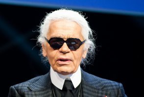 Если кто-то забыл, как выглядит (выглядел) автор слов.