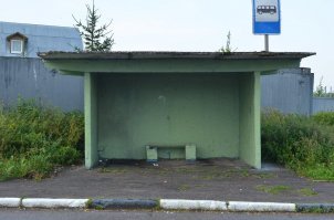 К сожалению,какую бы супер-пупер уютную остановку ни сделали,всегда найдутся дебилы-вандалы и всё расхреначат.И это будет не подвыпивший работяга или бомж а одетый по последней гей-моде подросток с подворотами и айфоном в кармане.А сделает он это под запись видео своей дебильной подружки для инстаграма.Пора возвращать старые,добрые бетонные остановки и никаких WI-FI и USB розеток.Не доросли.