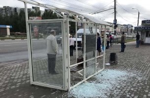 К сожалению,какую бы супер-пупер уютную остановку ни сделали,всегда найдутся дебилы-вандалы и всё расхреначат.И это будет не подвыпивший работяга или бомж а одетый по последней гей-моде подросток с подворотами и айфоном в кармане.А сделает он это под запись видео своей дебильной подружки для инстаграма.Пора возвращать старые,добрые бетонные остановки и никаких WI-FI и USB розеток.Не доросли.