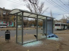 К сожалению,какую бы супер-пупер уютную остановку ни сделали,всегда найдутся дебилы-вандалы и всё расхреначат.И это будет не подвыпивший работяга или бомж а одетый по последней гей-моде подросток с подворотами и айфоном в кармане.А сделает он это под запись видео своей дебильной подружки для инстаграма.Пора возвращать старые,добрые бетонные остановки и никаких WI-FI и USB розеток.Не доросли.