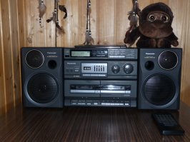 У меня был именно как на фото. Он к сожалению был без CD. С CD была модель. А вообще прикольный был аппарат. Чего только стоила моторизованная ручка громкости. Когда добавляешь громкость с пульта, на аппарате она крутилась сама. Это завораживало )))