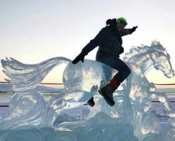 В выходные - развлекался, на ледяном коне катался 
А сегодня я грущу - член простуженный лечу