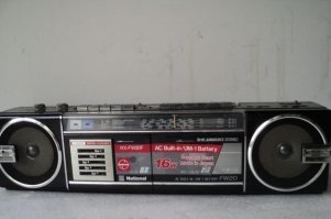 Вот мой красавец, японский, с эквалайзером, стоил денег бешеных (блин, нашёл картинку, вспомнил - чуть не до слёз ностальгия. Сколько вместе прослушано, записано, прожито...). Почти как старого друга вспомнил.