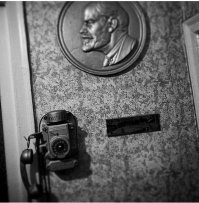 Да что вы знаете от трубках!!!))
До сих пор дома висит. Трубка 2,5кг в звонке ластик заткнут. Без него весь дом к телефону бежал.
Такую трубку бросить и пол проломит.