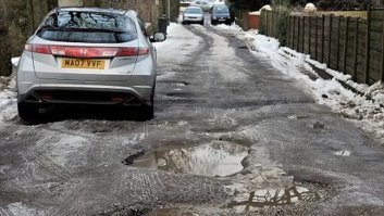 Ещё немного цветущей сакуры.