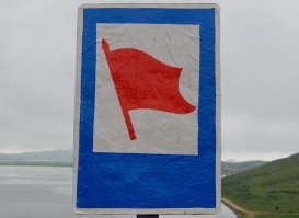 Дорожный знак в Северной Корее. В этом конкретном месте Ким Ир Сен вышел из машины, ступил на корейскую землю и сказал что-то мудрое, или дал какое-то ценное указание