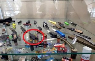 меня реально рентген спалил с таким ножем-кредиткой в бумажнике. я совсем забыл, что он там лежит. думал на рейс не допустят. Обошлось.