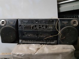 До сих пор работает. Правда в гараже. Зато иногда люблю касеты послушать, у меня их штук50 сохранилось.