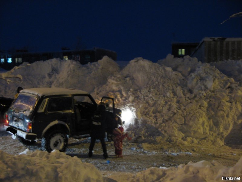 "Снег немножко"?! 
Эти фотографии я сделал 17 февраля днём, сразу после расчистки двора. С тех пор было ещё несколько снегопадов, снега стало ещё больше, горы вокруг машин и сугробы под окнами стали ещё выше (окон первых этажей с дороги уже не видно, а на этих фотках ещё видно).
В ночь с 16 на 17 февраля всего за 6 часов снежный буран так завалил и задул город, что утром многие жильцы домов не могли выйти из подъездов (фотка отдельным комментарием ниже). У меня двор задуло так, что напротив второго подъезда образовался снежный вал высотой сантиметров 65 и длиной в несколько метров, и расположился этот вал наискосок и поперёк дороги. Я утром вышел к машине и офигел: к самой машине слева не подойти, зарыта по стёкла, на дороге сантиметров 30 снега по всей длине двора и тот самый перемёт у второго подъезда. Перемёт пробивали вдвоём с другим водителем.