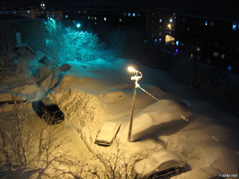 "Снег немножко"?! 
Эти фотографии я сделал 17 февраля днём, сразу после расчистки двора. С тех пор было ещё несколько снегопадов, снега стало ещё больше, горы вокруг машин и сугробы под окнами стали ещё выше (окон первых этажей с дороги уже не видно, а на этих фотках ещё видно).
В ночь с 16 на 17 февраля всего за 6 часов снежный буран так завалил и задул город, что утром многие жильцы домов не могли выйти из подъездов (фотка отдельным комментарием ниже). У меня двор задуло так, что напротив второго подъезда образовался снежный вал высотой сантиметров 65 и длиной в несколько метров, и расположился этот вал наискосок и поперёк дороги. Я утром вышел к машине и офигел: к самой машине слева не подойти, зарыта по стёкла, на дороге сантиметров 30 снега по всей длине двора и тот самый перемёт у второго подъезда. Перемёт пробивали вдвоём с другим водителем.