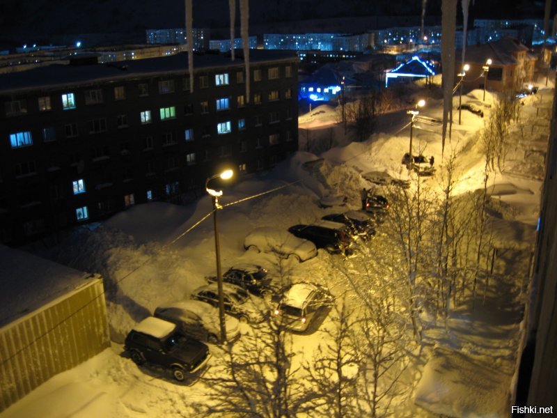 "Снег немножко"?! 
Эти фотографии я сделал 17 февраля днём, сразу после расчистки двора. С тех пор было ещё несколько снегопадов, снега стало ещё больше, горы вокруг машин и сугробы под окнами стали ещё выше (окон первых этажей с дороги уже не видно, а на этих фотках ещё видно).
В ночь с 16 на 17 февраля всего за 6 часов снежный буран так завалил и задул город, что утром многие жильцы домов не могли выйти из подъездов (фотка отдельным комментарием ниже). У меня двор задуло так, что напротив второго подъезда образовался снежный вал высотой сантиметров 65 и длиной в несколько метров, и расположился этот вал наискосок и поперёк дороги. Я утром вышел к машине и офигел: к самой машине слева не подойти, зарыта по стёкла, на дороге сантиметров 30 снега по всей длине двора и тот самый перемёт у второго подъезда. Перемёт пробивали вдвоём с другим водителем.