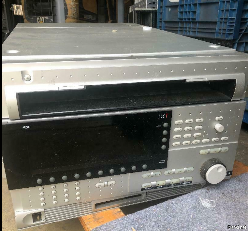 а это уже закат, AMPEX DCT... один из первых цифровых видеомагнитофонов (профессиональных), ещё до DVCAM и DVCpro..
работал с таким. Ився студия монтажная была целиком AMPEX