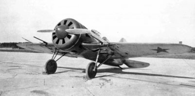 Этот самолет, созданный в 1939 году, стоит упомянуть в связи с тем, что это вообще первый в мире самолет, на который были установлены крыльевые пушки (ц)

вообще-то, еще летом 36-го начались испытания "пушечного" И-16П с крыльевыми ШВАКами