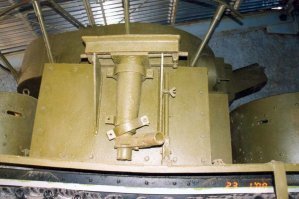 бронеящики по бокам подбашенной коробки главной башни. У 35-го снаружи к бронеящикам крепились 20-тонные домкраты.