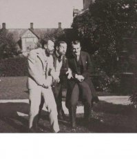 Николай II, уже император России дурачится с принцем Греческим и Датским Николаем