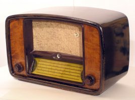 В школу пошёл в 67-м, уже умея читать. Сборники народных сказок, повести Бианки, стихи Барто, Маршака, Чуковского - всё, что покупалось для меня. В первом-же классе записался в поселковую библиотеку и по протекции библиотекарши-соседки мог брать читать то, что первоклашкам "ещё рано". А ещё я напрашивался помогать ей, втирался в доверие, чтобы получить доступ к старым подшивкам "Вокруг света", "Огонька", "Крокодила" и прочего всего интересного. У нас был радиоприёмник "Балтика". Всё, что описывал автор, не пропускалось - слушалось, а потом обсуждалось с приятелями. Собираешься в школу, а по радио "Опять 25", в школе можно было пересказать новую шутку. Утром в воскресенье просыпаешься под позывные "С добрым утром" и уже бабушкиными пирогами пахнет А вечером "Театр у микрофона", "Радиостанция "Юность", "Встреча с песней" (до сих пор слушаю, дай бог здоровья автору). С бабушкой вместе слушали "Найти человека", о поисках семей детей, потерявшихся во время Великой Отечественной войны. К десяти годам мне уже перестали бить по рукам когда я выбирал слушать то, что нравится (дядька в армию ушёл), и вот тогда началось плотное знакомство с миром музыки запада. Но это уже другая история. 
Да, ещё с детства запомнилось обидное слово "лимит". То-есть в нашей поселковой почте фиг так просто выпишешь "Советский экран" или "Технику молодёжи", или к примеру "Науку и жизнь" - можешь просто не успеть! Читали-то все. Книги дома были почти у всех, а газеты уж точно у всех.