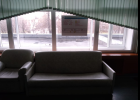 Схема этажа в хирургическом корпусе МОНИКИ г. Москва. Схема для слепых и слабовидящих полностью выполнена выпуклой и шрифтом Брайля. Как её должны найти и пощупать слепые для меня загадка...