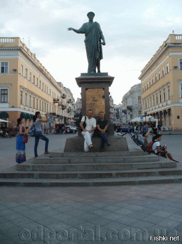 А с чего Вы взяли что в образе именно Нейрона? Сами выдумали или подсказал кто?

Вы никогда не слышали про памятники в римском стиле? Сначала надобно что-то знать, чтоб суждения делать. А иначе над Вами смеяться будут.