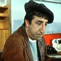 Не для насмешки( я очень люблю Фрунзика и его персанажей), а для наглядности. Видно и ухо и нос.