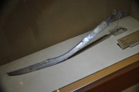 Однако взамен он предлагает сокращения массы клинка, может улучшить его баланс, а самое главное – позволяет экономить драгоценный материал без значительной потери качества оружия. Кроме того, дол на клинке – это еще и очень красиво 

Тоесть по мнению автора кузнец каким то образом выбирал метал из дола и откладывал в сторону? А не брал оправку и тупо делал вмятину с помощью ударов молотом, тогда где здесь экономия металла?
Красота? Брел полнейшмй, тогда бы дол делали бы в виде виньеток и узора, а неиутиоитарная прямая линия. 
Для балансировки возможно, но маловероятно, а вот согнуться поперек по законам сопромата дол нействительно не даст клинку сделаного из некачественого мягкого металла.