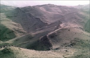 Автор, :) а дальше тему покопать?  По секрету - великая стена в большинстве своем и была из гамна и палок сделана. Всем "деревням" (утрирую) дали задание ее построить.  Вот только бедные деревни строили из чего могли - тупо делали насыпи из того,что было под боком.  Около крупных городов делали покапитальнее.  Вот остатки  частей например.