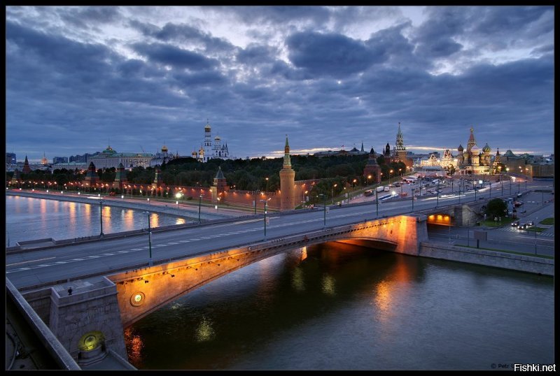 Так это с моста снято.Большой Москворецкий мост.Тут ещё рядышком Бориса Немцова замочили.