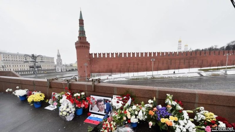 Так это с моста снято.Большой Москворецкий мост.Тут ещё рядышком Бориса Немцова замочили.