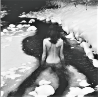 Почему девушки любят ходить обнаженными дома?