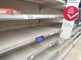 Да, есть такое: макароны, яйца, молоко с долгим сроком хранения, мыло, мука, туалетная бумага - все вынесли.Сухие и мороженные полуфабрикаты, чай, сахар - есть, но заметно меньше, чем обычно. Но завтра снова привезут товар. Так что, скорее всего, в какой-то момент люди перестанут покупать в таком количестве и полки заполнятся. Бессмысленная паника, как уже заявили представители торговли - перебоев с поставками нету, а даже если будут на складах есть запас. Но логистику менять из-за идиотов скупающих все подряд не будут, так что надо подождать.