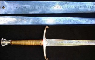 Меч Сталинграда. Подарен британским королем Джорджем VI Сталину от лица британского народа за Сталинградсюю битву. Стоимость: 400.000 фрицев, 114.000 итальянцев, 160.000 румын, 140.000 венгров. всего 814.000 оккупантов.