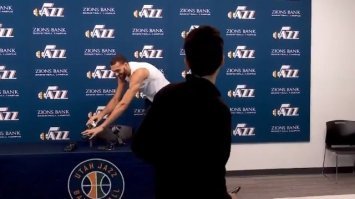 А баскетболист Руди Гобер не ждал материализации короновируса и отшлепал его ладошками с широкой улыбкой на лице. Теперь, походу,  вирус улыбается.