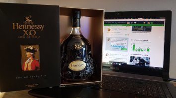 Ну может где и стоит в шкафу. Полка в гостиной не безразмерная. Другое дело,вот хотел в Апреле в РФ слетать и с друзьями за рюмкой чая посидеть, но видать не судьба