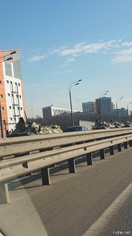 Живу в Москве, город готовится к закрытию, полки магазов по продуктам первой необходимости пусты, даже в крупных сетях... На улицах БТР.